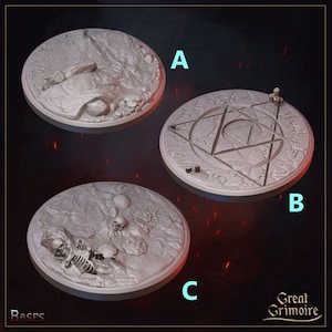 Könnte beinhalten: Drei graue, kreisförmige Sockel mit detaillierten Reliefdesigns. Einer zeigt eine felsige Landschaft, ein anderer ein Pentagramm-Design und der dritte ein Skelett und Schädel. Das Wort "BASES" steht unten links.