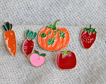 Pin / Emaille Brosche / Anstecker als Gemüse - Garten - Tomate, Kürbis, Pfirsich, Rote Beete, Erdbeere, Karotte, Möhre
