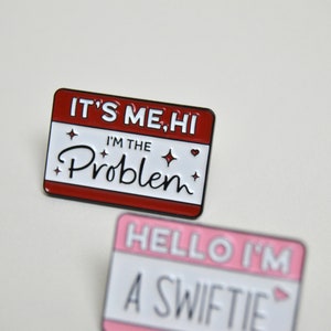 Taylor Swift Broschen / Emaille Pin Hello, I'm the Problem, it's me Swiftie The Ears Tour Merchandise rosa rot Bild 4