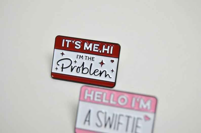 Taylor Swift Broschen / Emaille Pin Hello, I'm the Problem, it's me Swiftie The Ears Tour Merchandise rosa rot Bild 4