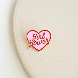 Brosche / Emaille Pin / Anstecker - Girl Power - Pinkes Herz - Girls - Frauen - Feminist - Feminism - Girls Support Girls Barbie Bild 3