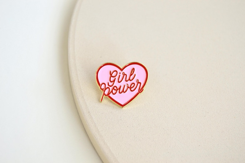 Brosche / Emaille Pin / Anstecker - Girl Power - Pinkes Herz - Girls - Frauen - Feminist - Feminism - Girls Support Girls Barbie Bild 3