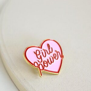 Brosche / Emaille Pin / Anstecker - Girl Power - Pinkes Herz - Girls - Frauen - Feminist - Feminism - Girls Support Girls Barbie Bild 2
