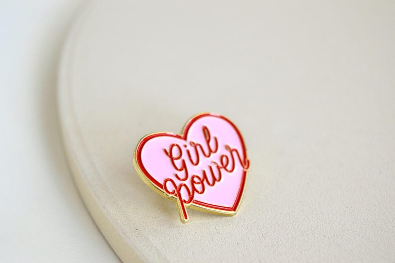 Brosche / Emaille Pin / Anstecker - Girl Power - Pinkes Herz - Girls - Frauen - Feminist - Feminism - Girls Support Girls Barbie Bild 2