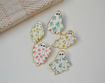 Taylor Swift Anti-Hero brooch / enamel pin in the form of ghosts, perfect for Halloween gifts with smiley faces and hearts in October