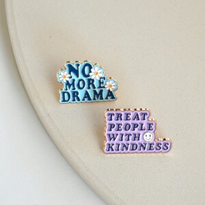 Brosche Pin Emaille Anstecker für Kleidung, Schuhe etc. Selens Gomez Spruch - Kindness in lila Gold - mit Smiley