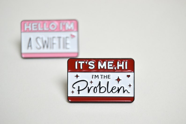 Taylor Swift Broschen / Emaille Pin Hello, I'm the Problem, it's me Swiftie The Ears Tour Merchandise rosa rot Rot