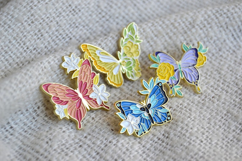 Pin / Brosche / Emaille Anstecker in Form von Schmetterlingen mit verschiedenen Blumen und Blüten Bild 2
