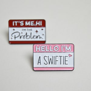 Taylor Swift Broschen / Emaille Pin Hello, I'm the Problem, it's me Swiftie The Ears Tour Merchandise rosa rot Bild 2