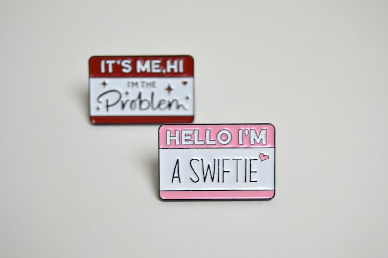 Taylor Swift Broschen / Emaille Pin Hello, I'm the Problem, it's me Swiftie The Ears Tour Merchandise rosa rot Bild 2