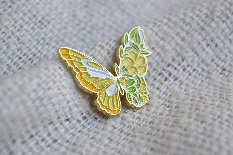 Pin / Brosche / Emaille Anstecker in Form von Schmetterlingen mit verschiedenen Blumen und Blüten Bild 10