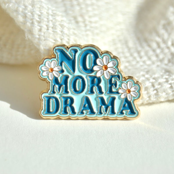 Pin Emaille Brosche zum Anstecken mit Spruch in hellblau - Gold - no more Drama - Daisy mit Blumen - Gänseblümchen für Kleidung etc.