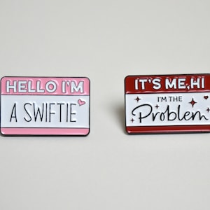 Taylor Swift Broschen / Emaille Pin Hello, I'm the Problem, it's me Swiftie The Ears Tour Merchandise rosa rot Bild 1