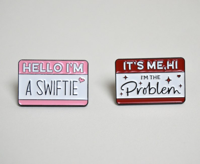 Taylor Swift Broschen / Emaille Pin Hello, I'm the Problem, it's me Swiftie The Ears Tour Merchandise rosa rot Bild 1