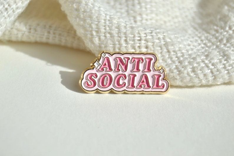 Anti Social Pin Brosche Emaille Anstecker in pink rosa perfekt für introvertierte / Introverts Bild 2