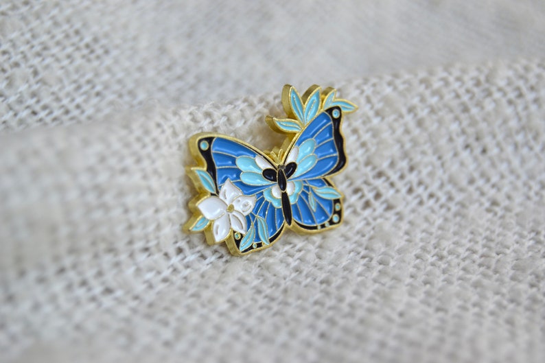 Pin / Brosche / Emaille Anstecker in Form von Schmetterlingen mit verschiedenen Blumen und Blüten Bild 4