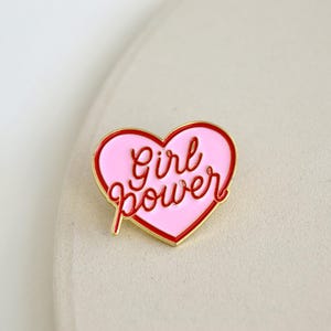 Brosche / Emaille Pin / Anstecker - Girl Power - Pinkes Herz - Girls - Frauen - Feminist - Feminism - Girls Support Girls Barbie Bild 1