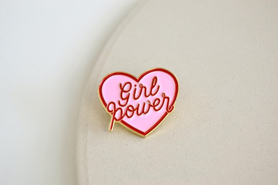 Brosche / Emaille Pin / Anstecker - Girl Power - Pinkes Herz - Girls - Frauen - Feminist - Feminism - Girls Support Girls Barbie