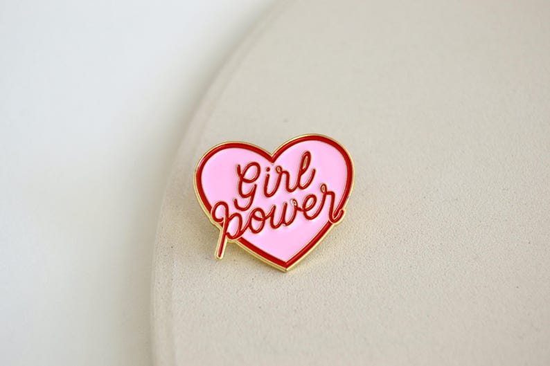 Brosche / Emaille Pin / Anstecker - Girl Power - Pinkes Herz - Girls - Frauen - Feminist - Feminism - Girls Support Girls Barbie Bild 1