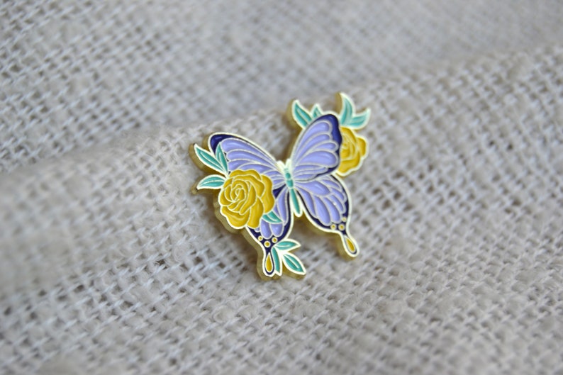 Pin / Brosche / Emaille Anstecker in Form von Schmetterlingen mit verschiedenen Blumen und Blüten Bild 8