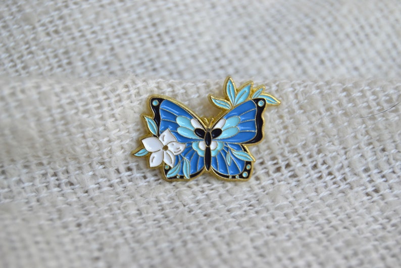 Pin / Brosche / Emaille Anstecker in Form von Schmetterlingen mit verschiedenen Blumen und Blüten Blau