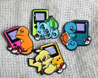 Pin / Emaille Brosche / Anstecker von Pokémon - Gameboy Advance - Shiggy - Pikachu - Bisasam - Glumanda