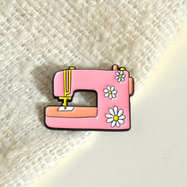 Pin / Brosche Emaille als Nähmaschine mit Gänseblümchen drauf / Daisy / süßes Geschenk in rosa &  weiß .