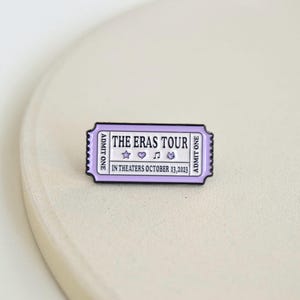 Taylor Swift the Ears Tour Ticket als Anstecker, Emaille Brosche - Pin, Lila Konzertticket Merchandise, Midnights, Evermore, Red, Lover, Rep