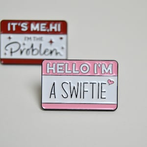 Taylor Swift Broschen / Emaille Pin Hello, I'm the Problem, it's me Swiftie The Ears Tour Merchandise rosa rot Rosa