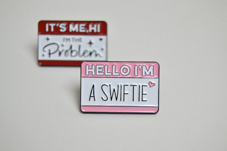 Taylor Swift Broschen / Emaille Pin Hello, I'm the Problem, it's me Swiftie The Ears Tour Merchandise rosa rot Bild 5