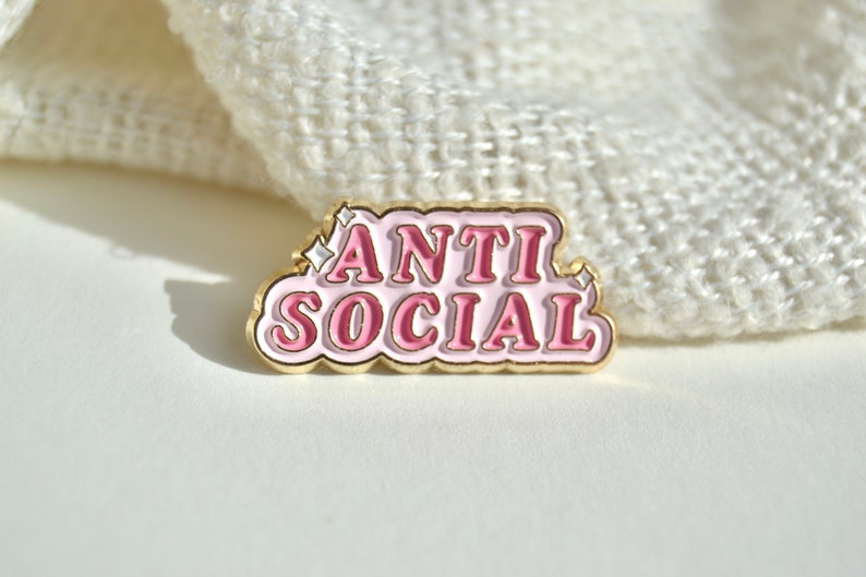 Anti Social Pin Brosche Emaille Anstecker in pink rosa perfekt für introvertierte / Introverts Bild 1