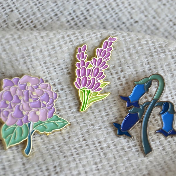 Pin / Brosche / Emaille Anstecker als Blumen - Hortensie - Lavendel -  Blaue Glockenblume - Garten - Flower