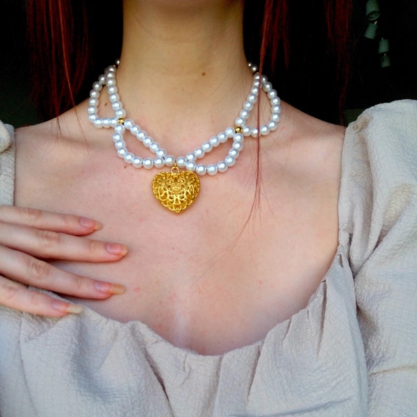 Collier multirang perles blanches avec pendentif coeur doré