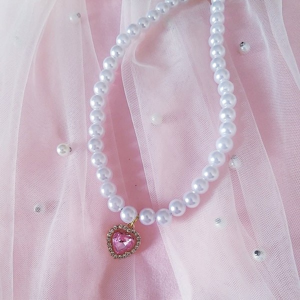 Collier de perles avec pendentif coeur rose brillant