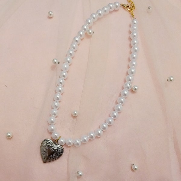 Collier de perles blanches avec pendentif coeur