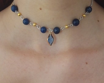 Collier ras le cou bleu et doré ave pendentif losange