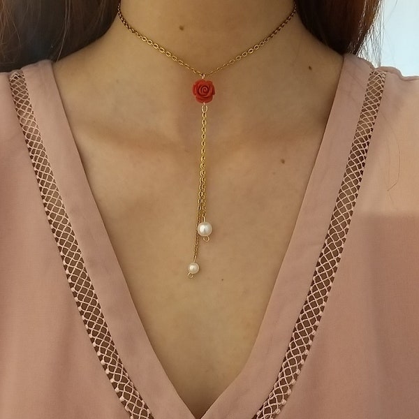 Collier ras le cou doré avec rose rouge