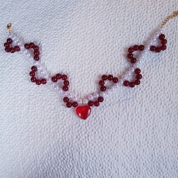 Collier multirang blanc et rouge avec pendentif coeur rouge