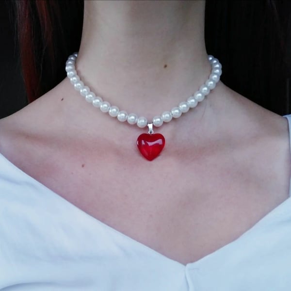 Collier blanc pendentif coeur rouge