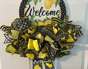 Lemon yellow and black wreath or wall hanging. Cute kitchen decor. Beautiful Yellow and black indoor or Outdoor design. Free Shipping.