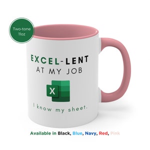 Może przedstawiać: Biały kubek do kawy z różowym rantem i uchwytem. Kubek ma zielone logo Excel i tekst "EXCEL-LENT AT MY JOB I know my sheet." Dostępny w kolorze czarnym, niebieskim, granatowym, czerwonym i różowym.