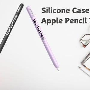 Pode incluir: Duas capas de silicone para Apple Pencil Pro, uma preta e uma roxa, com o texto "Your Text here" impresso em cada capa.