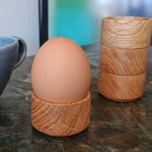 Stapel Eierbecher aus massiver Esche