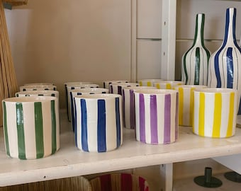 Taza de cerámica rayada
