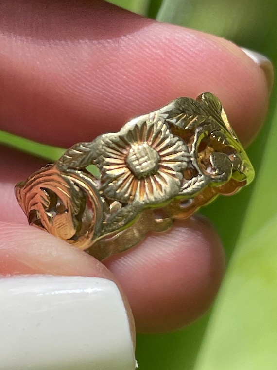 18k solid gold vintage European thick floral band… - image 1