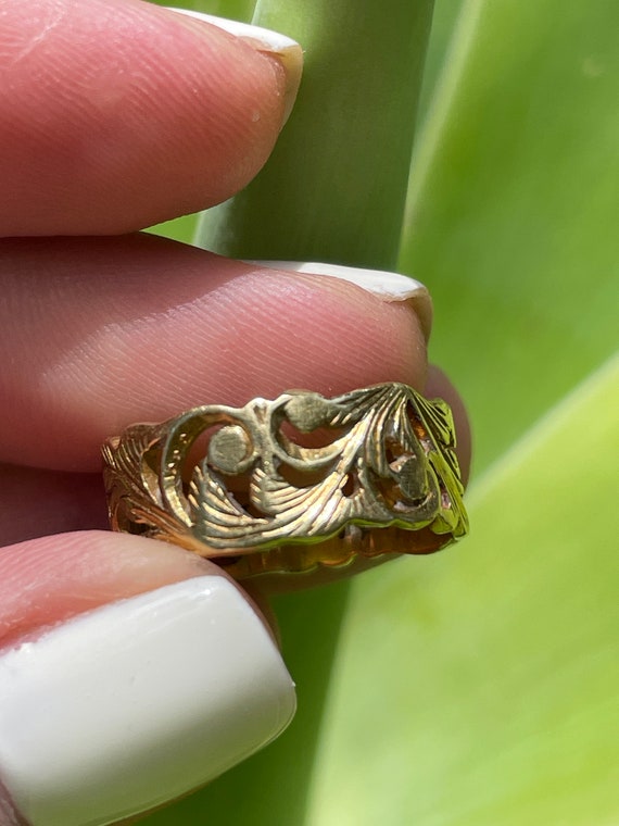 18k solid gold vintage European thick floral band… - image 2