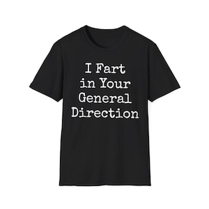 Peut inclure: T-shirt noir avec du texte blanc qui dit "I Fart in Your General Direction".