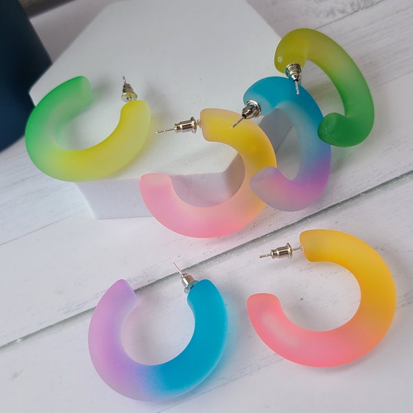 Boho Summer Retro Frosted Ombre Gradient Lucite Boucles d'oreilles créoles 1,5 "