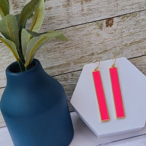 Neon Pink 80&#39;s Retro Metal Dangle Bar Earrings 2&quot; Drop Women&#39;s Jewelry Costumes Dress Up