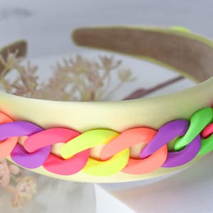 Colorful Retro 80&#39;s Vibe Satin Wide Headband with Neon Matte Chunky Chain Link Accent Costume Boho Hair Accessory Women Girls